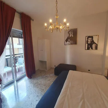 Stanza Privata 2 O 3 Posti Letto Con Bagno Privato In E Balcone Casa Vacanze Cado Dalle Nubi Guest house Bari
